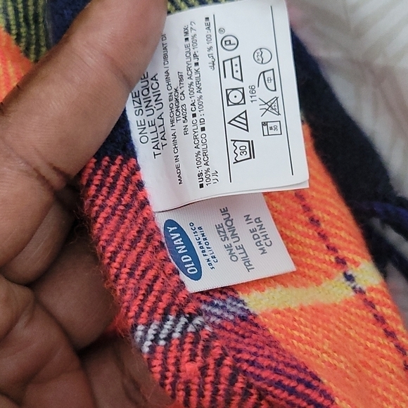 Old navy plaid scarf - Picture 3 of 3